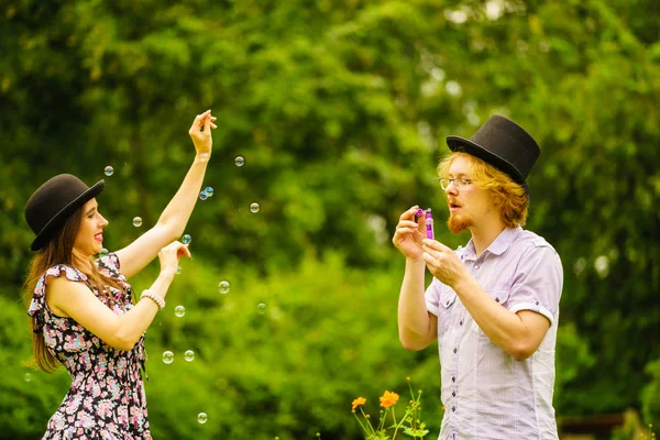 Feliz Divertido Hipster Pareja Jugando Juntos Soplando Jabón Burbujas Aire —  Fotos de Stock