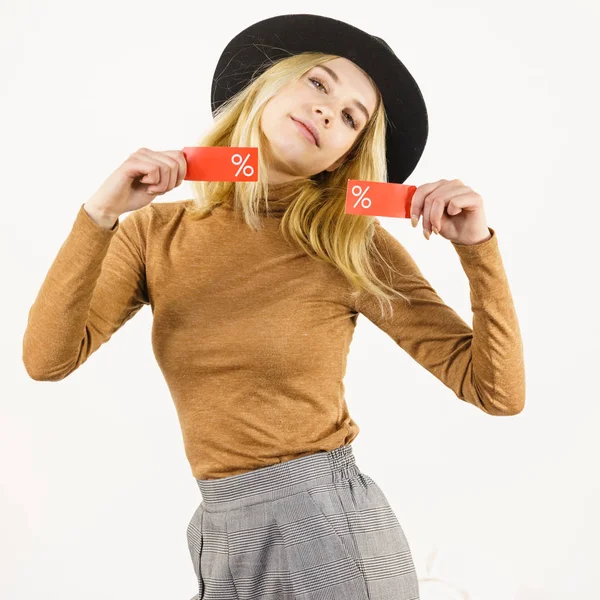 Mujer Sombrero Mostrando Etiqueta Con Venta Compras Signo Porcentaje Disfrutando — Foto de Stock
