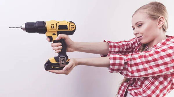 Junge Resolute Frau Mit Bohrmaschine Bei Der Renovierung Ihres Hauses — Stockfoto