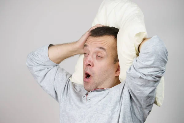 Homem Sonolento Cansado Vestindo Roupa Noite Segurando Travesseiro Bocejando Conceito — Fotografia de Stock