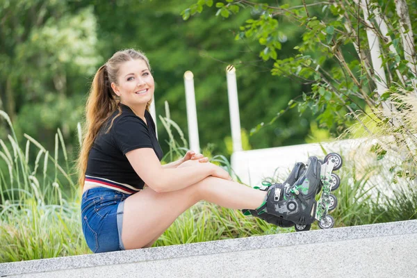 Vrouw Dragen Rolschaatsen Park Zit Vrouwelijke Ontspannen Een Lange Rit — Stockfoto
