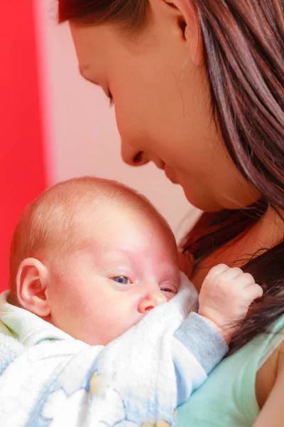 Ebeveynlik Annelik Aşk Kavramı Güzelliği Küçük Onun Yeni Doğan Bebek — Stok fotoğraf