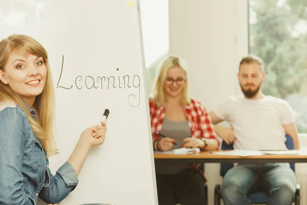 Istruzione Conoscenza Saggezza Imparare Cose Nuove Concetto Studente Ragazza Scrittura — Foto Stock