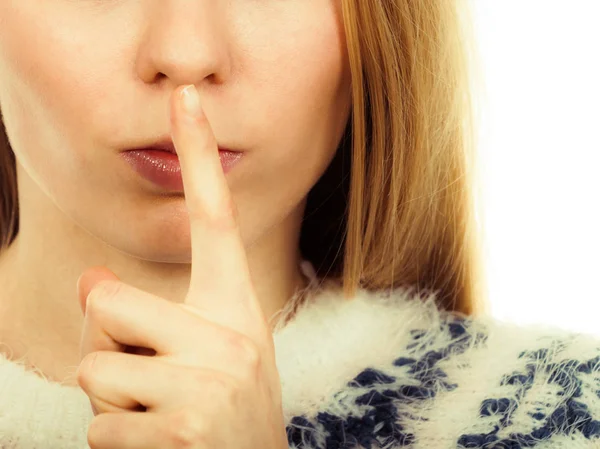 ジェスチャーやサインの概念 若いブロンドの女性を彼女の口に近い指沈黙ジェスチャー — ストック写真