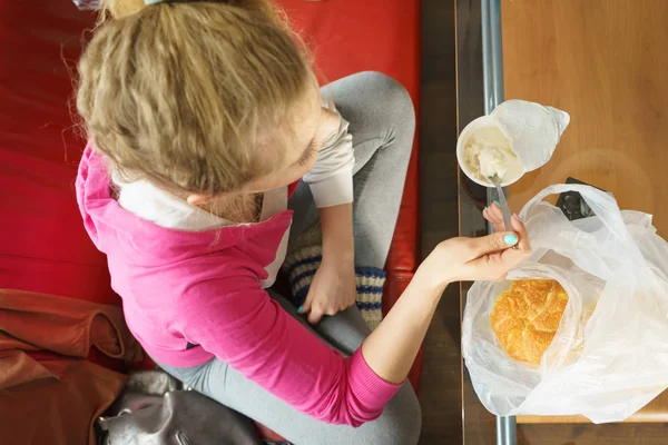 Jonge Tiener Vrouw Croissant Broodje Cottage Kaas Yoghurt Eten Ontbijt — Stockfoto