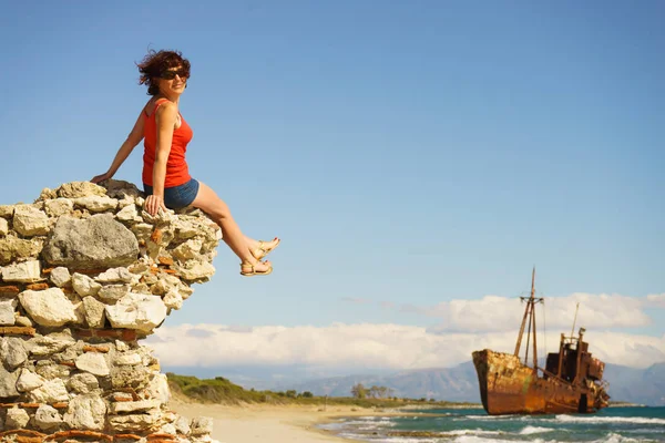 Reisefreiheit Reife Touristin Strand Genießt Den Sommerurlaub Ein Altes Verlassenes — Stockfoto