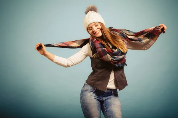 秋服のコンセプトです 楽しんで ジャンプ ダンス暖かい秋の服を着てうれしそうな女性 — ストック写真