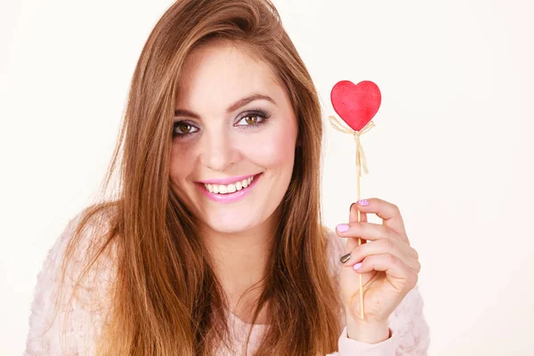 ロマンチックなジェスチャー バレンタインギフトのアイデアのコンセプト 幸せな浮気女性ホールディング赤木製の心オンスティック — ストック写真