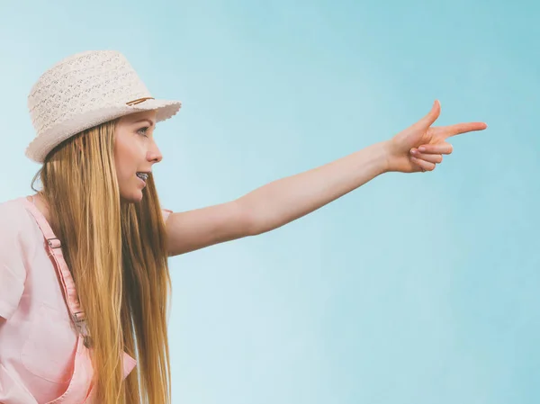 Feliz Joven Adolescente Alegre Listo Para Verano Con Traje Rosa — Foto de Stock