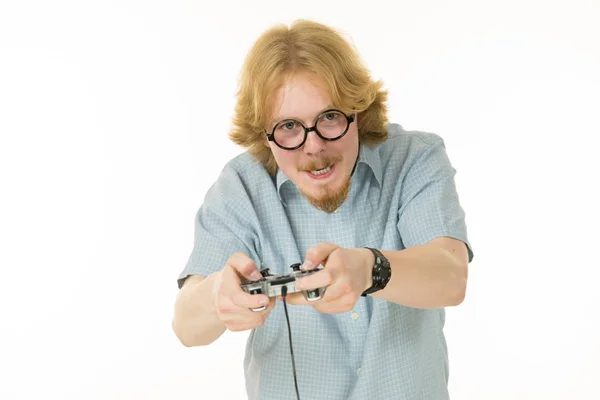 ゲームパッドを持つビデオコンソールで遊んでいるオタクの若い大人の男 ゲームゲーマーの概念 — ストック写真