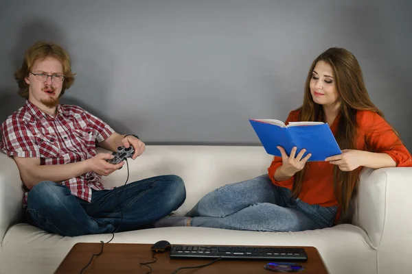 Пара Сидящих Диване Проводящих Свободное Время Мужчина Играет Видеоигры Женщины — стоковое фото