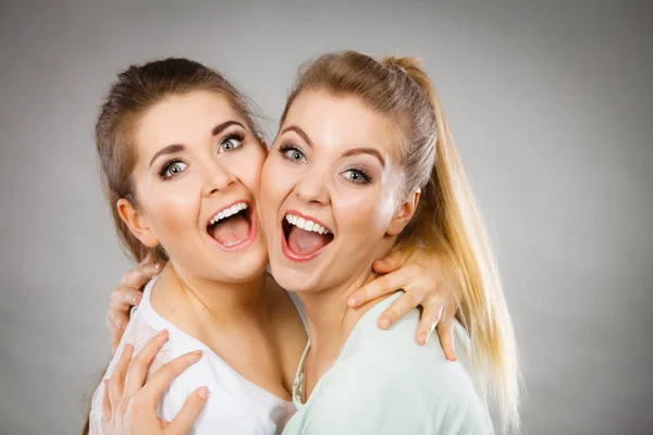 Twee Gelukkige Vrienden Vrouwen Knuffelen Glimlachend Met Vreugde Vrouw Vriendschap — Stockfoto
