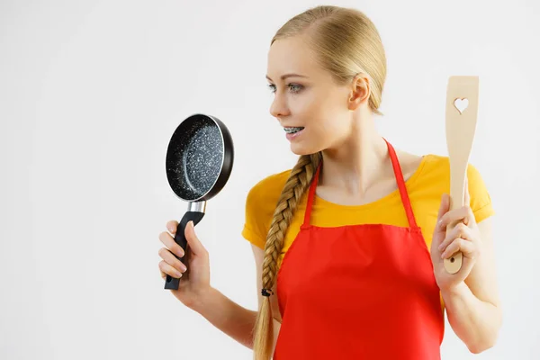 Gelukkig Vrolijke Jonge Vrouw Dragen Schort Met Kleine Kookpan Houten — Stockfoto