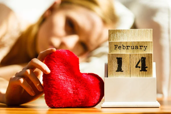 Triste Mujer Solitaria Acostada Cama Mirando Calendario San Valentín Estar — Foto de Stock