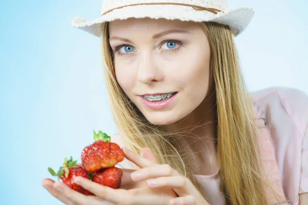 Junge Frau Isst Frische Erdbeeren Gesundes Essen — Stockfoto