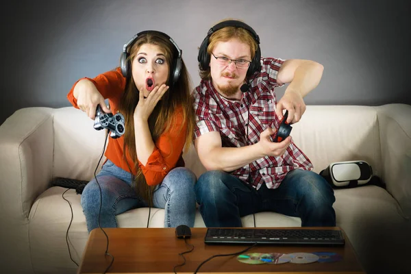 Casal Feliz Desfrutando Tempo Lazer Jogando Jogos Vídeo Juntos Estúdio — Fotografia de Stock