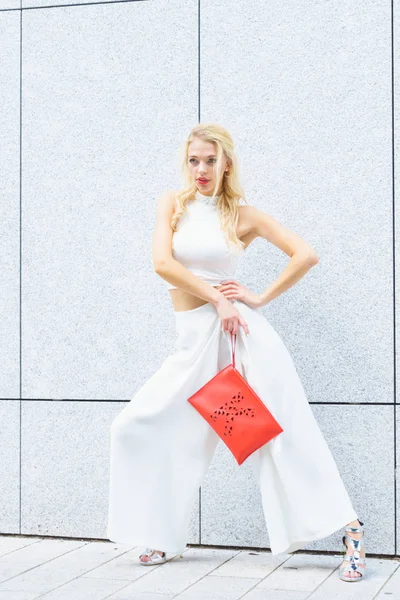 Modelo De Moda Mujer Vestida Con Traje Blanco Con Top Corto Y Culottes De Pantalón  Ancho. Fotos, retratos, imágenes y fotografía de archivo libres de derecho.  Image 128235771