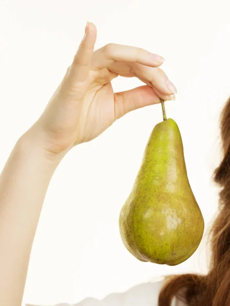 Mano Femenina Sosteniendo Fruta Pera Verde Sobre Blanco Dieta Saludable — Foto de Stock