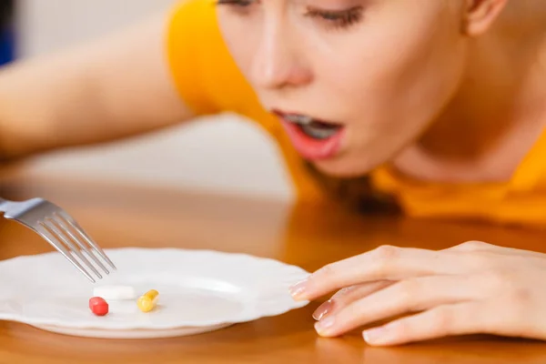 Schockierte Frau Nimmt Tablette Und Isst Ein Medikament Vom Teller — Stockfoto