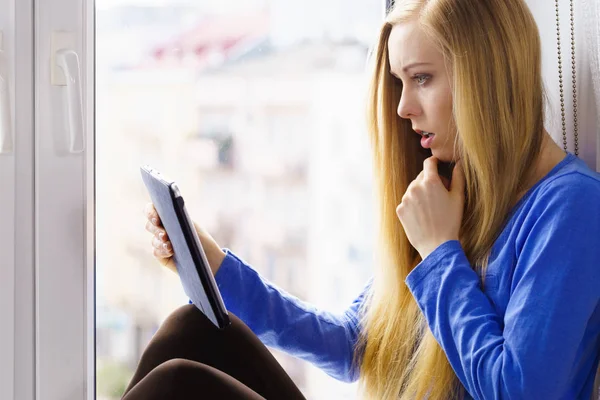 Długie Włosy Teen Dziewczyna Parapet Oglądania Komputerze Tablet Czytanie Zaskakujące — Zdjęcie stockowe
