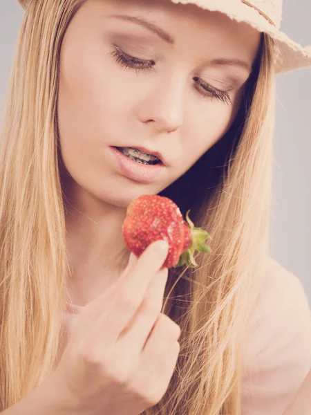 Young Woman Eating Fresh Strawberries Fruits Healthy Meal — Stock Photo, Image