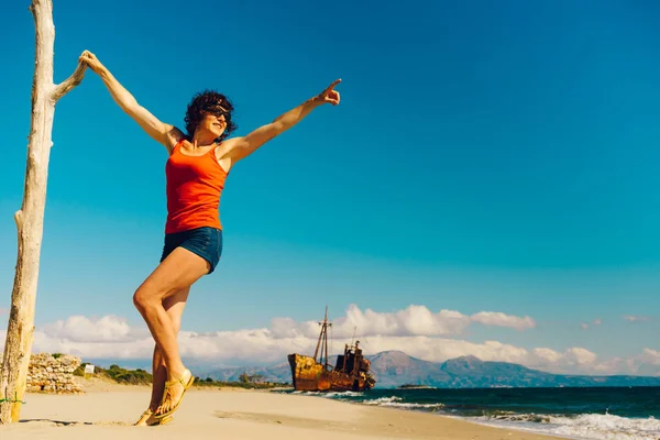 Travel Freedom Mature Tourist Woman Beach Enjoying Summer Vacation Old — Stock Photo, Image