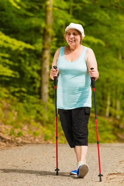 Pojem Zdravé Stárnutí Starší Žena Cvičí Nordic Walking Lesoparku Starší — Stock fotografie