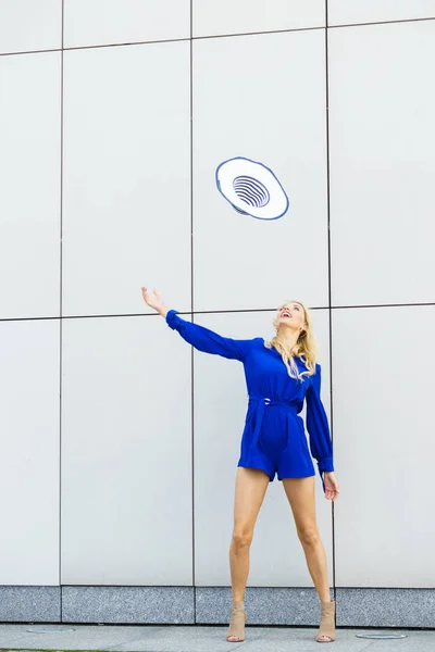 Szczęśliwa Radosna Kobieta Niebieskim Kombinezonie Bawiąca Się Rzucając Kapeluszem Modelka — Zdjęcie stockowe