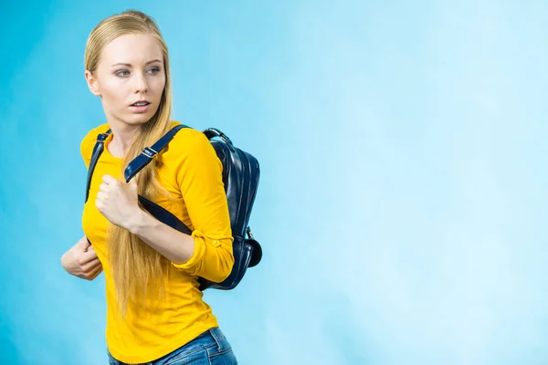 Sarışın Genç Kız Okula Üniversiteye Şık Bir Sırt Çantasıyla Gidiyor — Stok fotoğraf