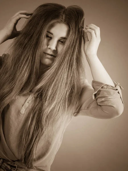Mulher Adolescente Engraçada Que Tem Problema Com Cabelo Embrulhado Problemas — Fotografia de Stock