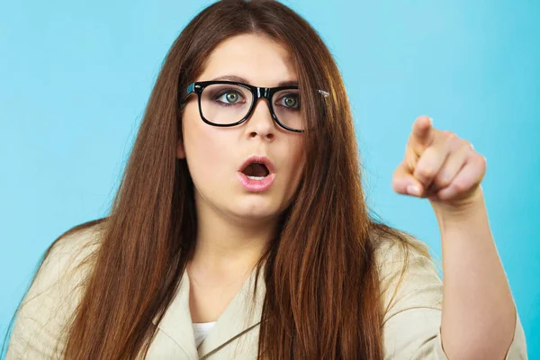 Sorprendida Sorprendida Jovencita Señalando Con Dedo Sobre Azul Expresión Facial —  Fotos de Stock