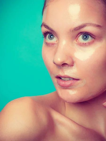 Femeie Tânără Coajă Facială Mască Peeling Frumusețe Îngrijire Pielii Studio — Fotografie, imagine de stoc