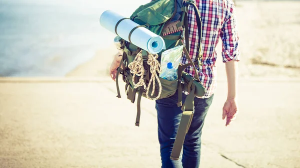 Backpacker Wycieczkowicz Człowiek Chodzić Plecakiem Brzegu Morza Słoneczny Dzień Przygoda — Zdjęcie stockowe