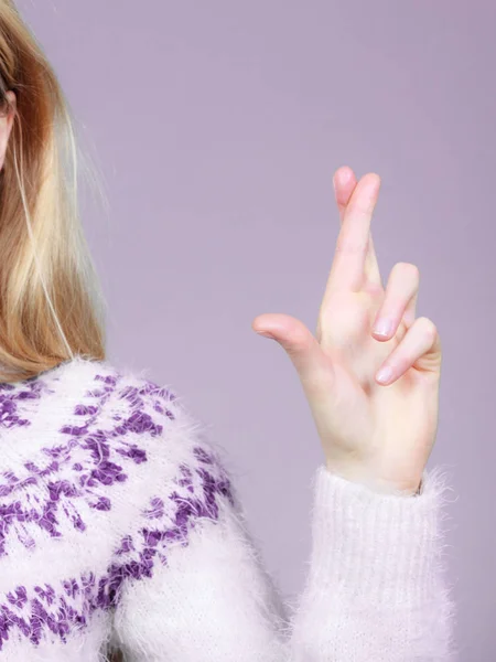手势和标志的概念 女人制作承诺手势用手指交叉 — 图库照片