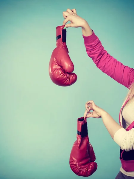 戦いの後に赤いボクシングの手袋を保持する認識できないスポーティ女性 スタジオ撮影青の背景 — ストック写真