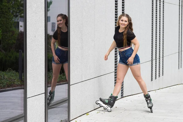 Jovem Feliz Usando Patins Cidade Feminino Sendo Esportivo Divertindo Durante — Fotografia de Stock