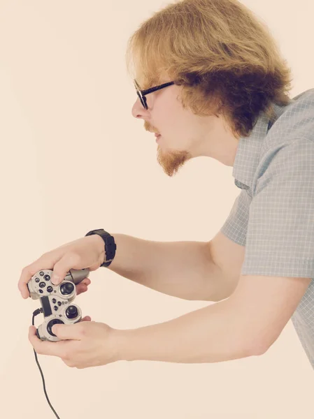 Nerd Geek Jovem Adulto Homem Jogando Console Vídeo Segurando Almofada — Fotografia de Stock