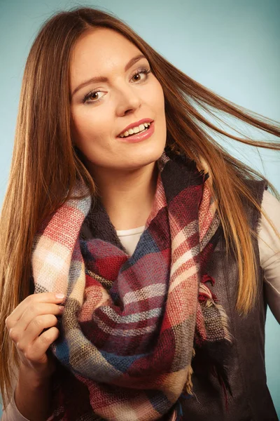 ファッション暖かい衣類のコンセプトです 冬の服と美しいモデル 市松模様のスカーフと厚い Sweather を着て魅力的な女性 — ストック写真