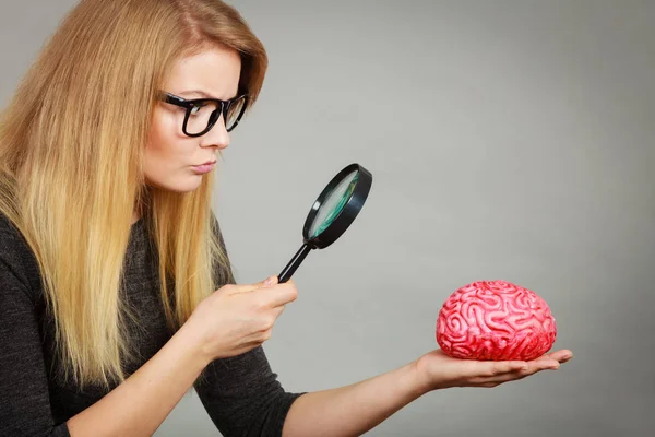 Blond Kvinna Håller Förstoringsglas Undersöka Något Och Tittar Närmare Falska — Stockfoto