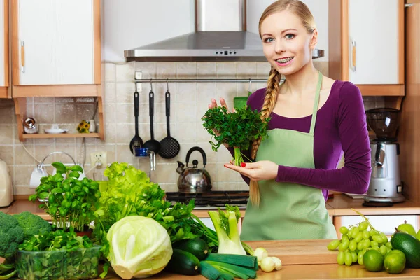 Donna Cucina Con Molte Verdure Foglia Verde Prodotti Freschi Biologici — Foto Stock
