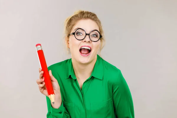 Glücklich Lächelnde Studentin Grünem Hemd Mit Großem Überdimensionalen Bleistift — Stockfoto
