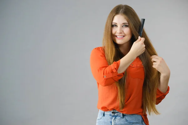 Счастливая Юная Женщина Подросток Расчесывает Свои Длинные Каштановые Волосы Показывая — стоковое фото