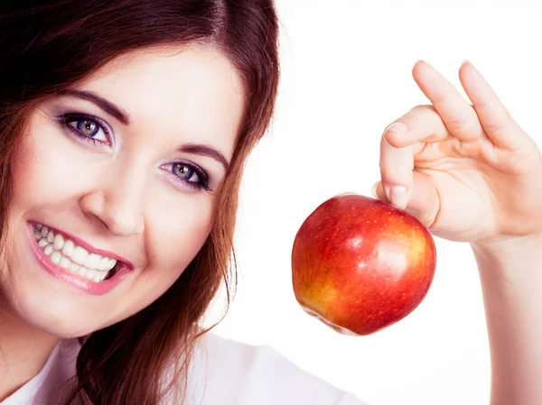 Elinde Kırmızı Elma Meyvesi Tutan Kadın Yüzüne Yakın Gülümseyen Beyaz — Stok fotoğraf