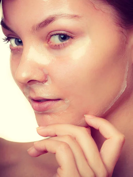 Närbild Ung Kvinna Facial Peel Mask Peeling Skönhet Och Hudvård — Stockfoto