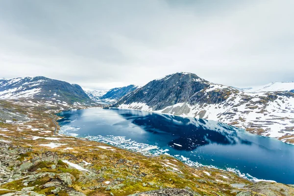 Turism Semester Och Resor Djupvatnet Sjö Stranda Mer Romsdal Norge — Stockfoto