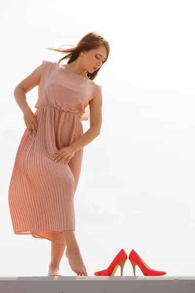 Hobby Idylliczne Aspekty Koncepcji Kobiecości Kobieta Tańczy Molo Bez Buty — Zdjęcie stockowe
