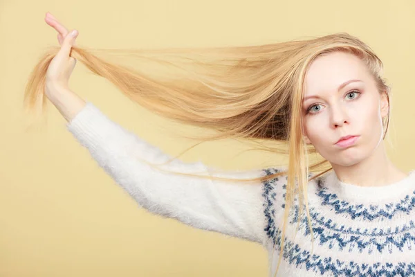 Haircare Escolhendo Melhor Condicionador Para Conceito Penteado Emaranhado Adolescente Loira — Fotografia de Stock