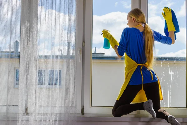 Mujer Joven Guantes Amarillos Limpiando Cristal Ventana Casa Con Trapo —  Fotos de Stock