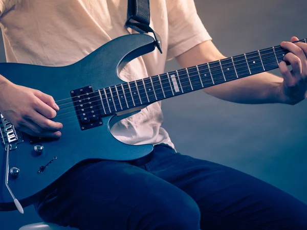 男性的手与电吉他 身体的一部分成年人拿着乐器和弹奏 Hobby Music Concept — 图库照片