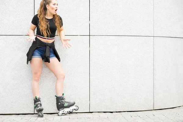 롤러스케이트를 시내를 여행하는 즐거운 암컷은 여름철에 활기차게 — 스톡 사진